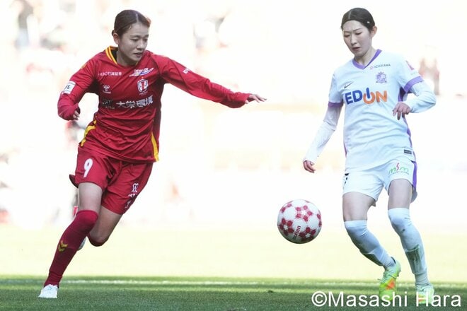 元日国立ピッチで中嶋淑乃と吉田莉胡が華麗に激突！広島レジーナの皇后杯初優勝“歓喜の瞬間”を激写！WEリーグ最高峰の戦いを振り返る【サンフレッチェ広島レジーナvsINAC神戸レオネッサ】激闘PHOTOギャラリーの画像001