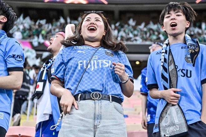 【サポーターアルバム】サウジアラビア・ジェッダ開催のACLE決勝に川崎サポーター700人が集結！ 現地で声援を送ったサポーター写真78枚「アル・アハリー川崎フロンターレ(1)」の画像047