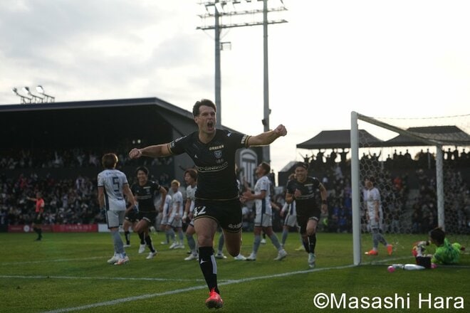 ３季連続昇格の栃木シティ！アタッキングフットボールがもたらした｢休日のエンターテインメント｣！CKから生まれた至極の先制点と歓喜のJ2昇格の瞬間！ピーター・ウタカと田中パウロ淳一が笑顔で抱擁【栃木シティvs AC長野パルセイロ】激闘PHOTOギャラリーの画像004