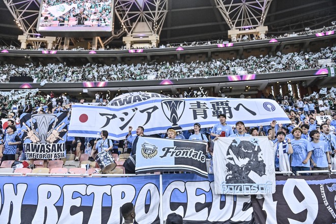 【サポーターアルバム】サウジアラビア・ジェッダ開催のACLE決勝に川崎サポーター700人が集結！ 現地で声援を送ったサポーター写真78枚「アル・アハリー川崎フロンターレ(1)」の画像042