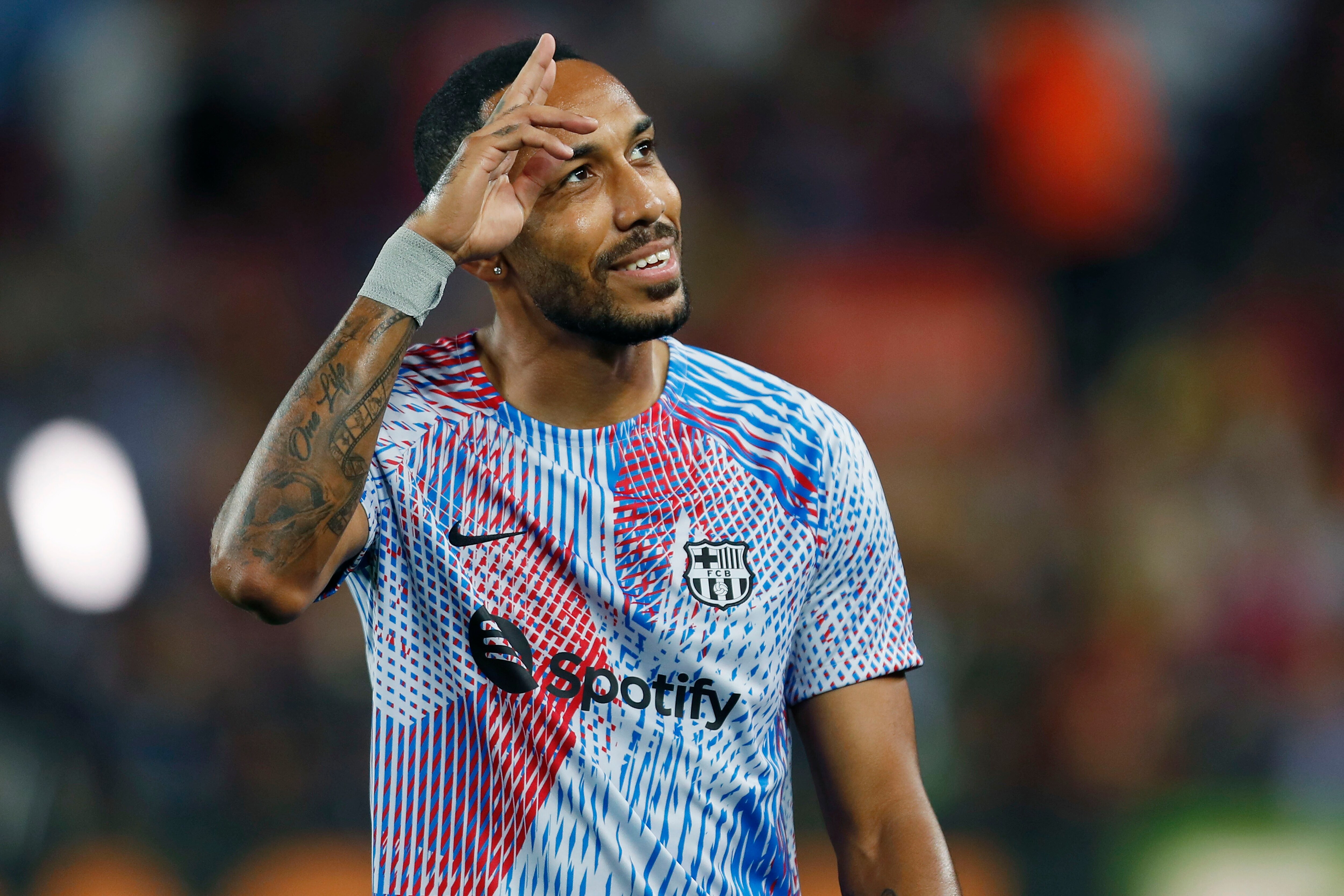 3ページ目 彼を連れ戻して バルセロナの元ガボン代表fwオーバメヤン惜別動画に悲痛の声 半年間のみの所属となった韋駄天fwにクラブも たくさんの思い出をありがとう サッカー批評web