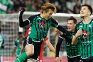 「加速が凄い」「これぞジャガー」サッカー日本代表・浅野拓磨が「40m中央突破」からゴール！ 快速を活かした得点に称賛集まるの画像