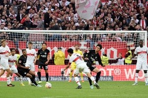 PHOTOギャラリー「ピッチの焦点」鎌田大地全3得点に絡む無双活躍！長谷部誠、遠藤航、伊藤洋輝、日本人4人激突の一戦【ブンデスリーガ　Ｖｆｂシュツットガルトｖｓフランクフルト ２０２２年９月１７日（日本時間２２：３２キックオフ）】（渡辺航滋撮影）の画像