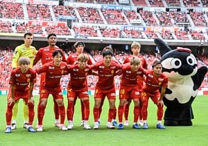 「例年以上にカッコイイ」J1名古屋が発表した25年シーズン着用の「新ユニフォームデザイン」が話題に！「上昇気流」＆「シャチ」をイメージした新デザインの画像