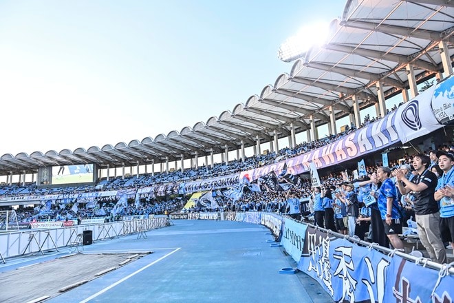 【サポーターアルバム】平日ナイターの試合前から駆け付けた川崎フロンターレのサポーター写真84枚！ 夕日に照らされながらの等々力ショット「川崎フロンターレー横浜FC」の画像068