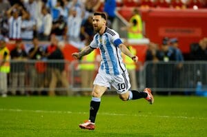 ｢フットボールの神だ｣!! リオネル・メッシが｢2戦連続2ゴール｣でサッカーアルゼンチン代表の35戦無敗に大貢献! ｢左足一閃｣の圧巻ゴール【動画】の画像