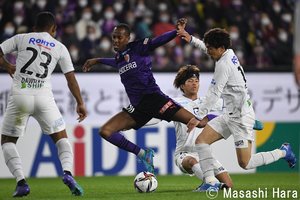 「ガンバ大阪戦で激昂」の京都サンガFWマルティノス、「感謝のメッセージ」をツイートするも…「消された文字」の指摘で再度騒動に?【画像】の画像