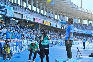 大久保嘉人氏がVチューバーのTシャツを着て等々力に降臨！ パイナップル3つを持って記念撮影に応じる！の画像