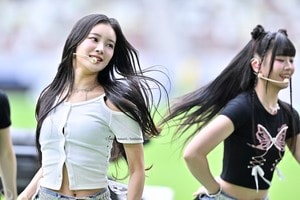 「ぜーーんぶ可愛い」「良い女すぎるぅぅ」登録者数70万人の超人気ガールズグループ『ME:I』の代表前の「パフォーマンス写真」が大絶賛！「きれい」「天使かな？」とファン歓喜の画像