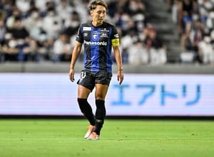 「新任コーチと言われても違和感ゼロ」吉村洋文・大阪府知事がセレッソ大阪のユニフォーム着用で、ガンバ大阪・倉田秋との横並びショット公開！ 府民に運動呼びかけるも、「お、大阪ダービーだww」の声の画像