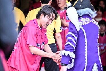 川崎フロンターレ2014 1stユニフォーム No.23 登里享平 セレッソ大阪 画像・写真：試合後には涙の挨拶も……登里享平が15年所属した古巣との初