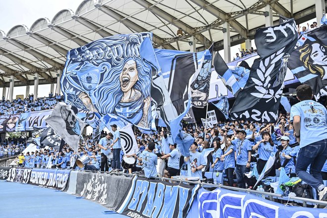 【サポーターアルバム(3)】G大阪戦での観客席＆入場時の川崎フロンターレのサポーター写真77枚！選手と手をつないだ子どもたちなど現地写真「川崎フロンターレーガンバ大阪(3)」の画像077