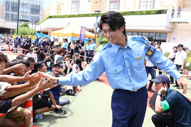 【画像23枚】中村敬斗の警官姿に｢カッコいい｣大歓声！千葉県警｢闇バイト防止｣イベント密着(2)革靴で神技リフティング！悩める中学生へ世界基準のアドバイスもの画像020
