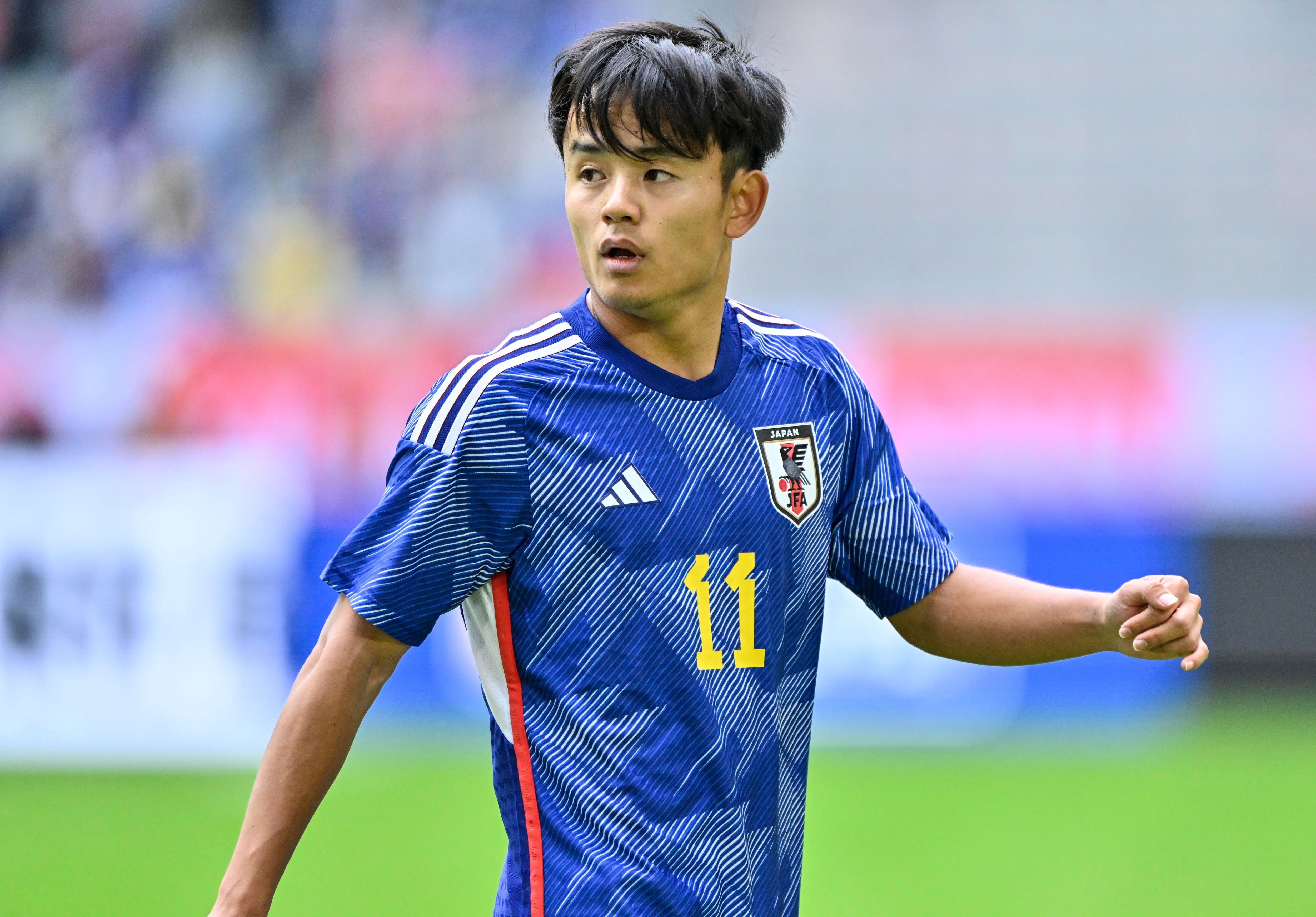 二人の偉大な日本人 サッカー日本代表 久保建英と キャプテン翼 のシンクロ写真をレアル ソシエダのクラブ公式が公開で話題 相手選手に囲まれた2つの画像比較に大きな反響 サッカー批評web