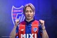「あざとすぎんか?」FC東京・仲川輝人のスタグル・カレーパンをほおばる姿が”企画食い”に! 「カレーパンが頭に入って来なかったわ」とまさかの声の画像