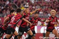 ｢柴崎家最高｣｢岳さんのお祝い流石！｣鹿島DF植田直通の31歳誕生日祝いのお洒落な“おもてなしケーキ”ツーショット公開！ 朋友コンビに｢一緒にシャーレ掲げてくれ｣