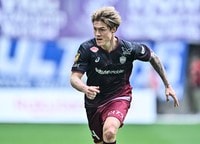 ｢とんでもないゴラッソですわ｣J1神戸DF酒井高徳が衰え知らずの驚愕ビューティフルボレー弾！｢あの打点と振り抜き完璧すぎでしょ…｣｢高徳すんごいの決めてた｣