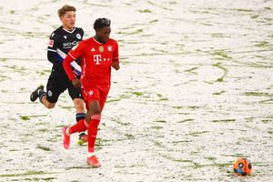 堂安律「雪中で無念の負傷交代」も収穫アリ！六冠王者バイエルン相手にチームはドローの画像