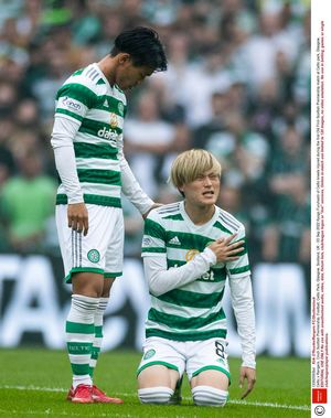 「何してんだｗ」「心が浄化される」セルティックのサッカー日本代表FW古橋亨梧が開始5分で負傷交代も、「大はしゃぎ→ズッコケ転倒」事件発生！ 「かわいいがすぎる」とファン絶賛の一連行動の画像
