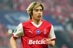 ｢裸足だw｣｢楽しそう｣伊東純也のスタッド・ランス来日ツアー“裸足リフティングin山形”にファン安堵！｢痛くないの？｣｢回復してるんだね!｣｢可愛い2人とも｣の声の画像