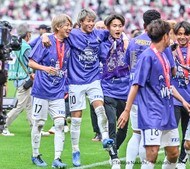 「やることが毎度おもろいな」J1広島の「推し活グッズ」が評判！ 特に話題なのは、地下街のポスターから生まれた限定2000枚のポストカードの画像