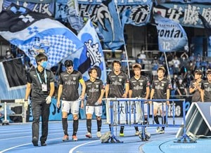 プロレスラー大仁田厚が試合中止となった“無人の等々力競技場”で「男気の謝罪」！ 雨に打たれながら「馬場さんの教え」を守って有言実行する姿が「好感度アップした」「最高」と賞賛される！の画像