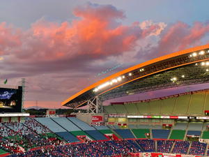 大住良之の「この世界のコーナーエリアから」連載第68回「スタジアムはたそがれどき」(1)バックスタンドの屋根が金色に輝く埼玉スタジアムの画像