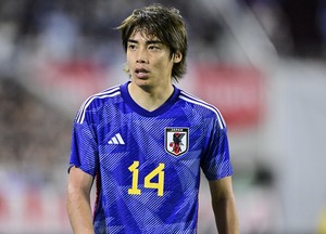 「伊東純也まじで顔小さいな」リーグ・アン公式が公開した日本代表選手の「フランス休暇満喫＆私服・サングラスショット」が大反響！ パリの超有名スポットでの貴重な一枚の画像