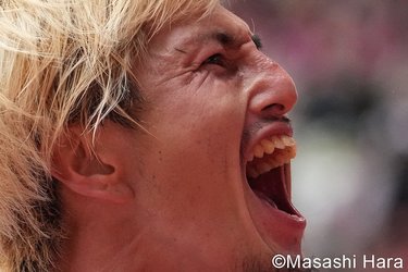 試合前の鹿島FW鈴木優磨に背中ポンポン、FC東京DF長友ジュニアの写真が