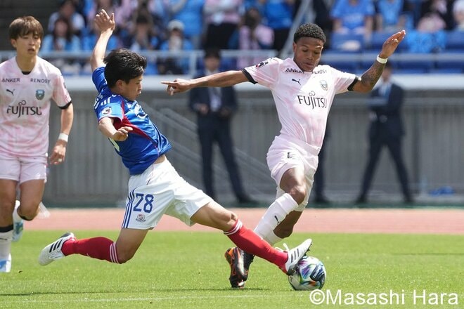 日産スタジアムでの“神奈川ダービー”は劇的決着！ 川崎が後半ATの強烈フィニッシュで横浜FMに勝利！ 歓喜のエリソン＆苦悩のトリコロールを現地撮り【横浜Ｆ・マリノスvs川崎フロンターレ】激闘PHOTOギャラリーの画像003