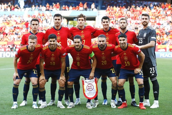 「シャワーカーテン」「このユニではW杯に勝てない」スペイン代表のカタールワールドカップに向けた新ユニフォーム公開！ 現地ファンからはアウェイユニに厳しいコメント相次ぎ、「日本やドイツに比べてヒドい」の声もの画像