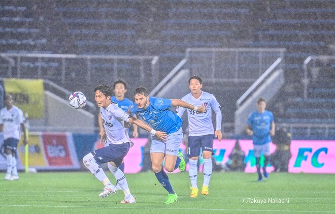 横浜FC-FC東京のピッチが「キノコ」だらけ! 梅雨のJ1「衝撃珍事」の画像