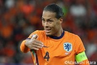 ｢これどうすんの｣W杯初戦で激突するオランダ主将ファン・ダイクの“理不尽ヘッド弾”に日本激震！｢止めようがなくないか｣｢W杯でやられそうで怖い｣