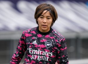 「可愛い」「ニット帽めっちゃ似合うし」なでしこジャパン・岩渕真奈がユニフォームを着用した、観客席でのアーセナル観戦姿を公開！ サッカー日本代表DF冨安健洋も出場したトットナムとのダービーマッチを応援する！の画像