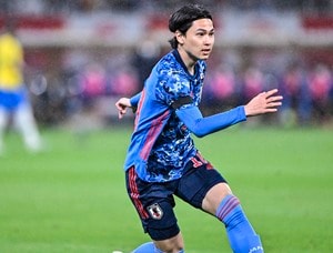 ASモナコが試合直前に「刀を持った侍姿」のサッカー日本代表FW南野拓実を突如公開！ 「かっこよすぎ」「さすがに合成だよね？」とファンも驚く衝撃写真の画像