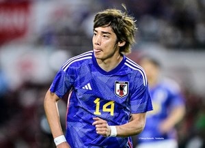 「なにこれ可愛い」「仲良い感じがいいなぁ」サッカー日本代表・伊東純也のインタビュー中に南野拓実が「背後からひょっこり登場」！ ほっこりする「肩組み2ショット」に歓喜の声続々の画像