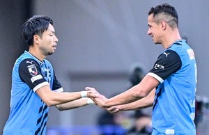 「真の友情に号泣です」川崎退団レアンドロ・ダミアンから小林悠への“26行メッセージ”に涙腺崩壊のファン続出！「泣けるよ、ダミアン」「尊すぎるライバル」との声の画像