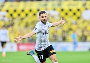 異例！ 浦和レッズが試合前の「スタメン撮影」でポジション替え決行で「入れ替わった2人の名前」の画像