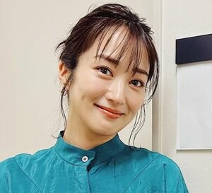 元サッカー日本代表・槙野智章の女優妻、｢肩がチラッ｣ワンピで蛇ジュエリー、若見えボブが好評で｢イメージ変わった！｣｢天から女神が降りてきた｣の画像