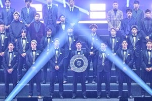 「ラスボス感半端ない」「ダントツでかっけぇ」鹿島FW鈴木優磨が披露した「20万円超えブラックジャケット」着用姿がかっこいい！「あふれる新宿スワン感」「かっこいい！」の声の画像