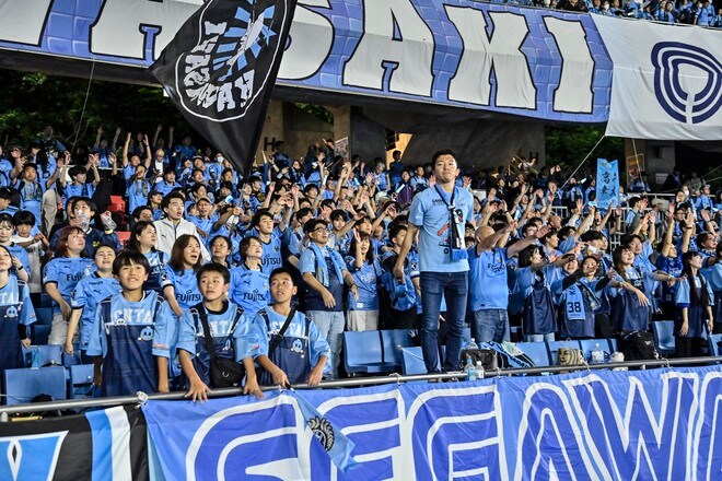 【サポーターアルバム】水曜開催の横浜FC戦に2万人が駆け付けた川崎フロンターレのサポーター写真47枚！ 勝利後の笑顔ショット「川崎フロンターレー横浜FC」の画像032