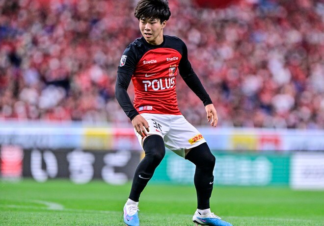 浦和MF早川隼平のリーグ初先発での躍動の裏に下部組織の先輩・荻原あり。「小さい頃から知っていてやりやすいのはあります。僕に気を使ってくれて声をかけてくれます」の画像