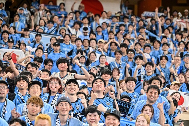 【サポーターアルバム】クラブ史上初のACLEファイナリスト、Cロナウドらスター軍団撃破を導いたサポーター300人の「勝利の記念集合写真37枚」！「川崎フロンターレ―アル・ナスル」の画像017