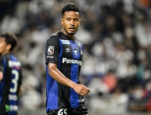 「アー写みたい」「IWGPみたい」サッカー元日本代表・宇佐美貴史らが写ったガンバ大阪5人の「私服オフショット」が大反響！鈴木武蔵が移籍する小野瀬康介に当てた惜別投稿に「良い写真すぎる」の声の画像