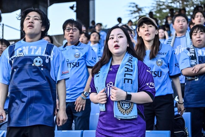 【サポーターアルバム】平日ナイターの試合前から駆け付けた川崎フロンターレのサポーター写真84枚！ 夕日に照らされながらの等々力ショット「川崎フロンターレー横浜FC」の画像073