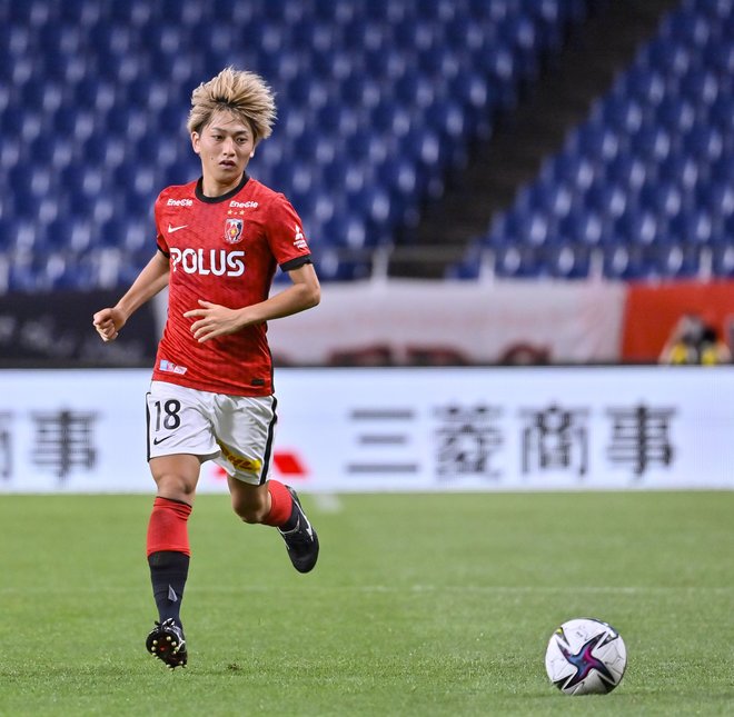 Jで最も見るべき選手「浦和の小泉佳穂」(1)サッカーでは稀有な「両利き」の画像