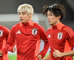 「なにこの可愛い写真」伊東純也＆中村敬斗withテウマの“ひょっこり”スリーショットが話題！「最高のツーショットかと思いきや、ひょっこりはんのテウマ乱入w」の声の画像