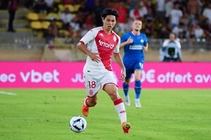 「どういうこと」「いろいろ謎」ASモナコが公開した「サッカー日本代表・南野拓実の祝日画像」にファンが困惑のコメント…季節感やポージングが原因かの画像