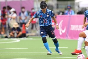 大住良之の「この世界のコーナーエリアから」第92回「カマモトといえば背番号15」(1)ブラインドサッカー日本代表から贈られたユニホームの画像