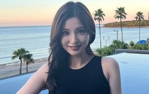 「可愛すぎ｣｢くりくり｣｢透明感すご｣サッカー日本代表・堂安律の美人妻、お団子ヘアの横顔ショットで完璧Eライン強調｢美味しそ｣気になる2つのサンドイッチの画像